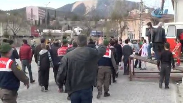 Kendisine küfür eden 2 taraftara saldırdı