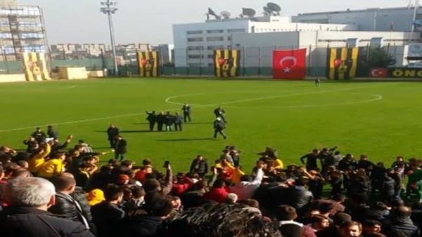 İstanbulsporlu oyuncuların maç sonu galibiyet coşkusu