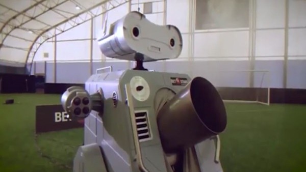 Yıldızlar geçemedi! İşte futbol robotu..