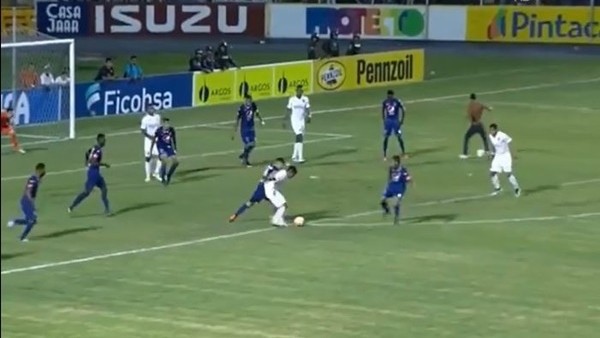 Sahaya girdi, takımla aynı anda gol attı