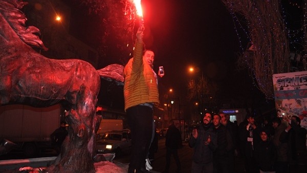 Beşiktaşlılar Kars'ta sokağa döküldü