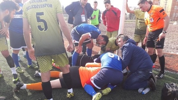 Dili boğazına kaçan kaleci hastanelik oldu