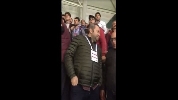 Trabzonspor yöneticisi Gökhan Saral taraftarların arasına karıştı