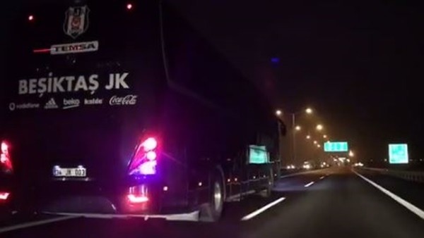 Saldırıya uğrayan Beşiktaş otobüsü yoluna sorunsuz devam etti