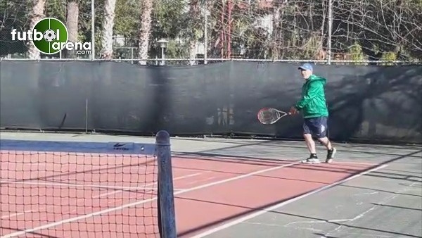 Alanyaspor Başkanı Hasan Çavuşoğlu tenis oynuyor