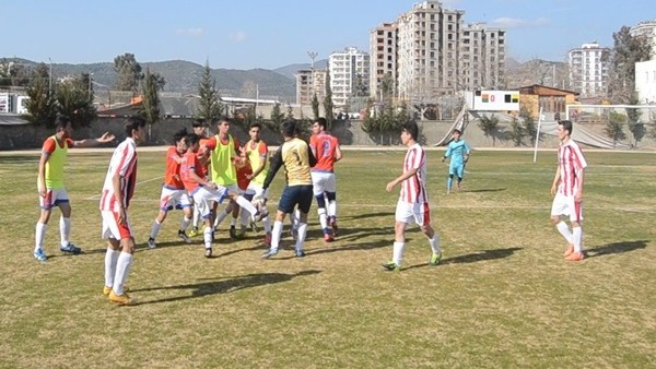 Amatör maçta futbolcular tekme tokat kavga etti