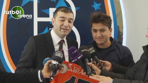 Cengiz Ünder, Türk Kızılayı kan bağışı kampanyası kapsamında bir taraftara forma hediye etti.