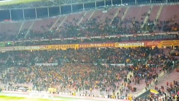 Galatasaray taraftarlarından TT Arena'da büyük protesto