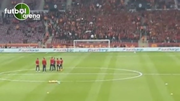 Sneijder taraftarlara üçlü çektirdi