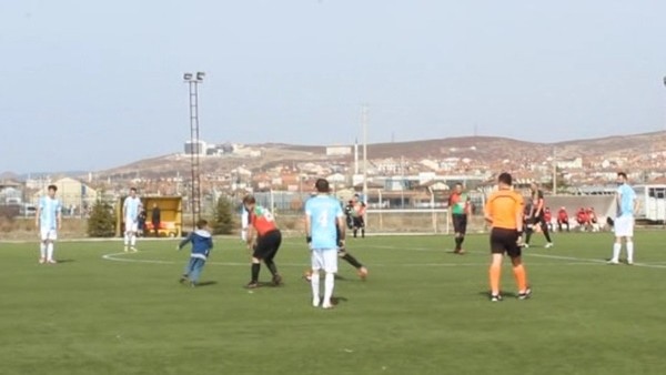 Minik taraftar sahaya top oynamak için girince