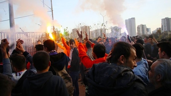 Adanaspor antrenmanına taraftar protestosu