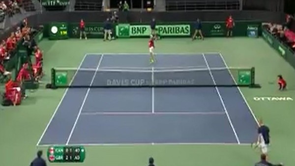 Az daha hakemin gözünü çıkarıyordu!