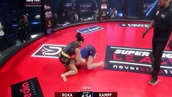 Kadın dövüşçüden olay hareket!