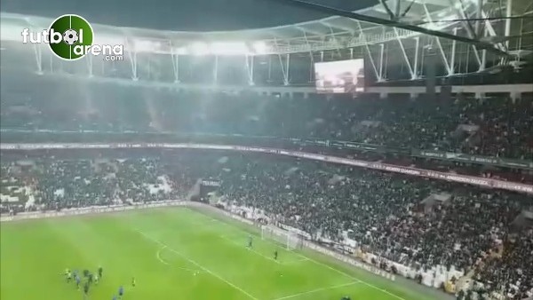 Vodafone Arena'da Hakan Peker'den "Ateşini yolla bana." şarkısı çaldığı an.