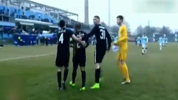 Ağlayarak sahayı terk etti