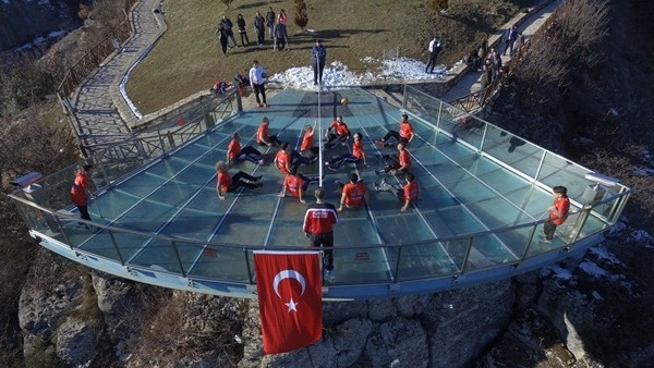 Dünyada ilk kez cam teras üzerinde voleybol oynandı