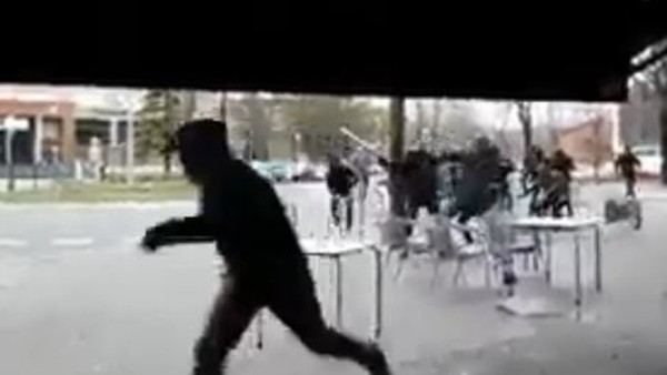 Alaves ve Barcelona taraftarları birbirine girdiler