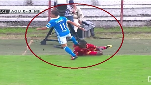 Rakibinin suratına tekme attı! Olay görüntü...