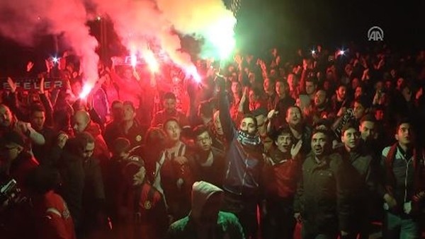 Eskişehirsporlu taraftarlardan futbolculara moral ziyareti 