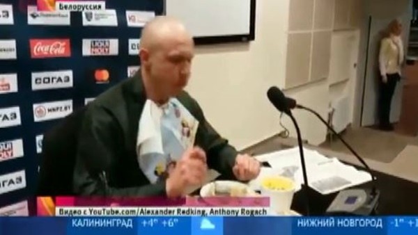 Gazeteci gazete yedi!