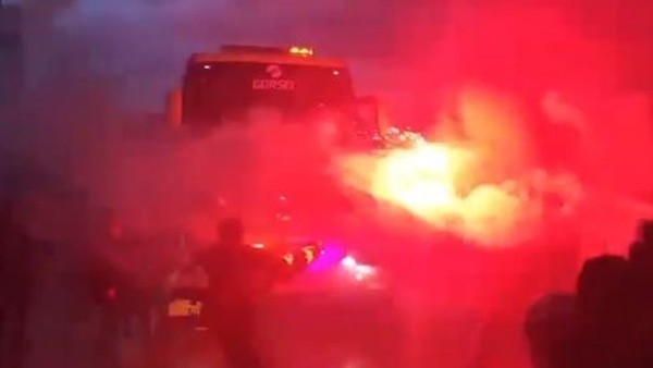 Fenerbahçe taraftarları takım otobüsünü Vodafone Arena'ya uğurladı