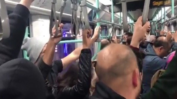 Josef de Souza, Sirkeci metrosunda şarkı söyledi