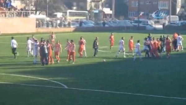Amatör maçta futbolcular tekme tokat kavga etti