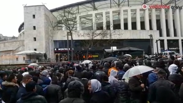 Beşiktaşlı taraftarlar Vodafone Arena çevresinde toplanmaya başladılar