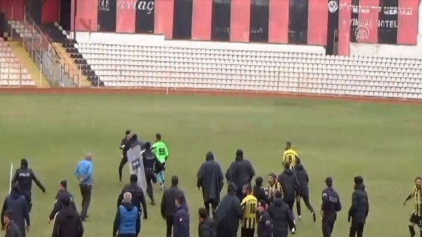 Amatör futbol maçında kavga çıktı