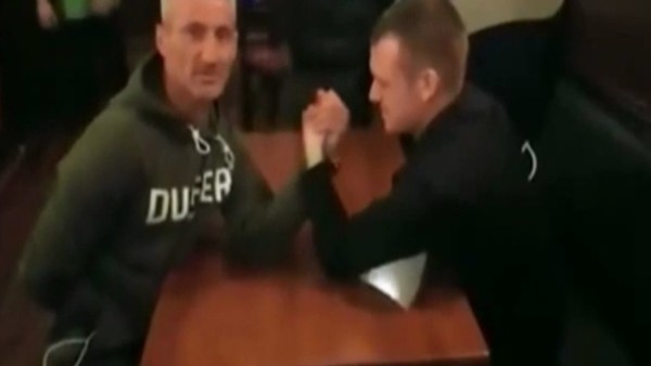 Ters hareketiyle kendi bileğini kırdı!