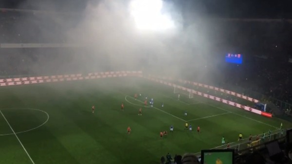 Arnavutluk taraftarı İtalya maçını ateşe verdi