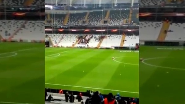 Olympiakos taraftarı güvenlik eşliğinde tribüne girdi