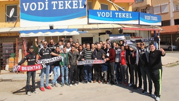 Fenerbahçeli taraftarların yağmaladığı markete, Beşiktaş taraftarından geçmiş olsun ziyareti