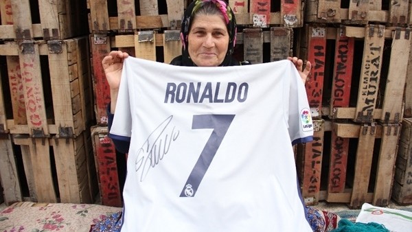 Ümmiye teyze Ronaldo'yu Mersin'e çağırdı