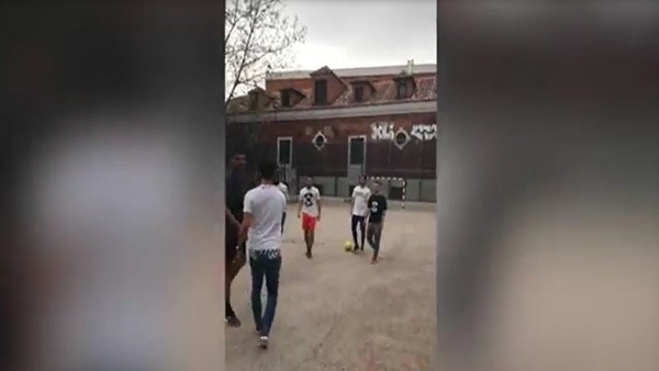 İsco sokakta çocuklarla top oynadı