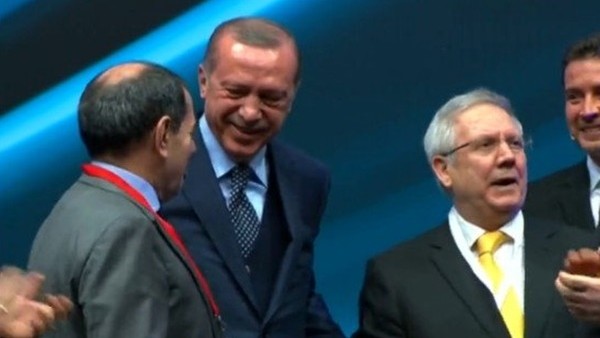 Aziz Yıldırım ile Dursun Özbek birbirlerine sarıldı