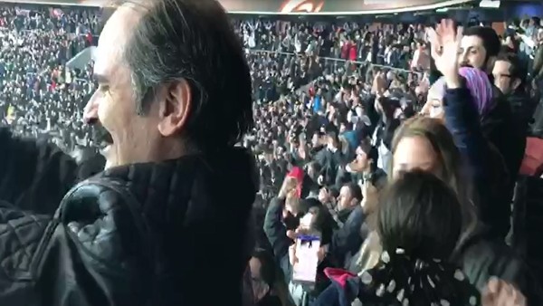 Beşiktaşlı taraftarlar, Yunan taraftarların etrafında sirtaki yaptı