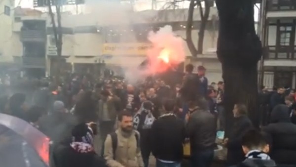 Beşiktaşlı taraftarlar meşaleyi yaktı