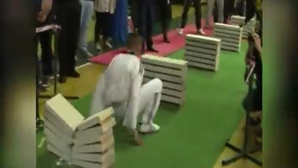 Kafasıyla 111 tane beton blok kırdı