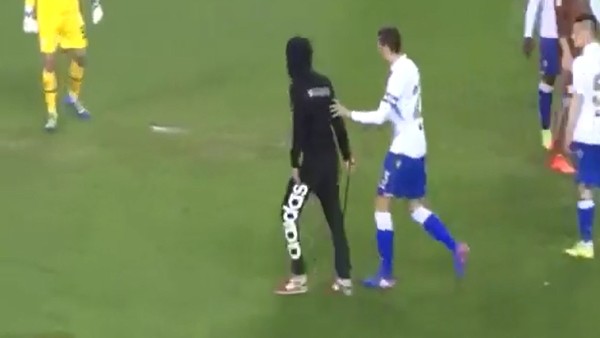 Elinde demirle sahaya giren holigan endişe yarattı