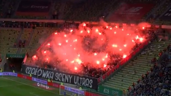 Deplasman tribününde Legia taraftarından geri sayımlı koreografi