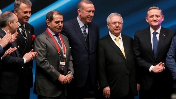 Futbol Zirvesi'nde köşe kapmaca