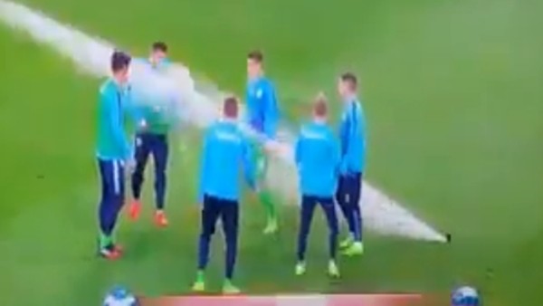 Sulama sistemi futbolcuların aklını aldı