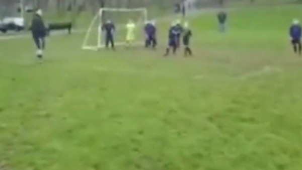 Bayern Münihli  minik oyuncudan harika enfes golü