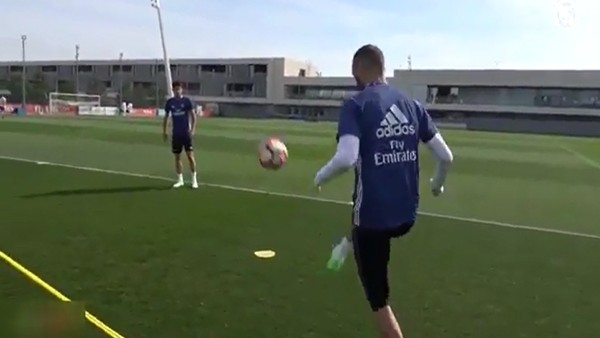 Real Madrid'li futbolculardan ayak tenisi şovu!