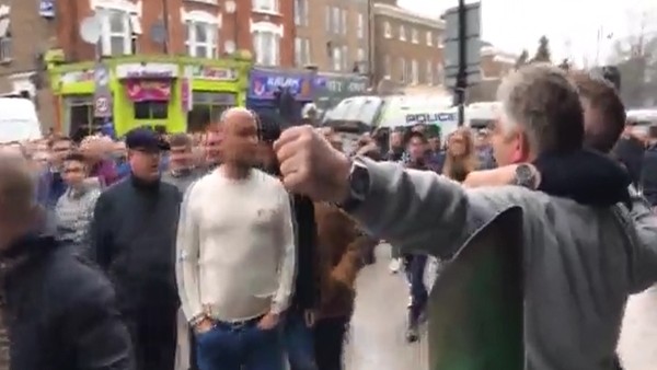 Irkçı tezahürata yumruk