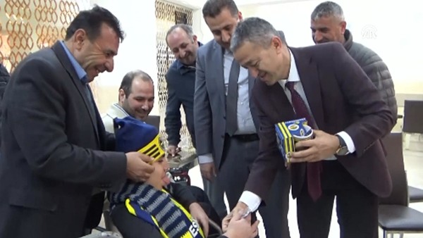 Fenerbahçeli engelli taraftara imzalı forma sürprizi
