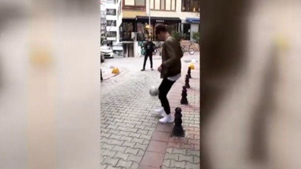 Neustadter, çocuklarla top oynadı