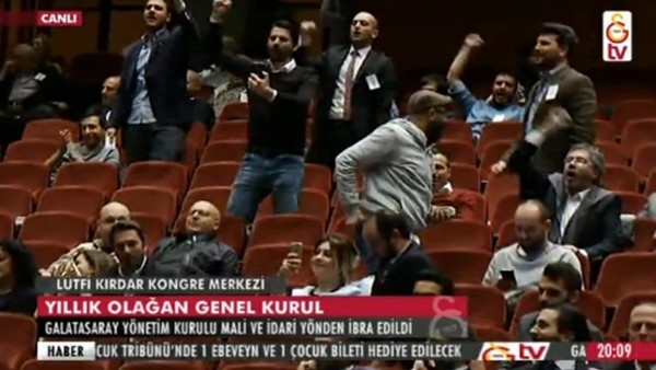 Hakan Şükür'ün ihracının reddedilmesinden sonra kongrede İzmir Marşı söylendi