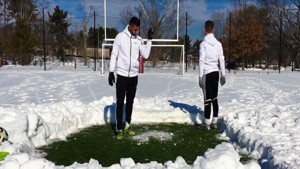 Karlı zeminde gol atmaya çalıştı